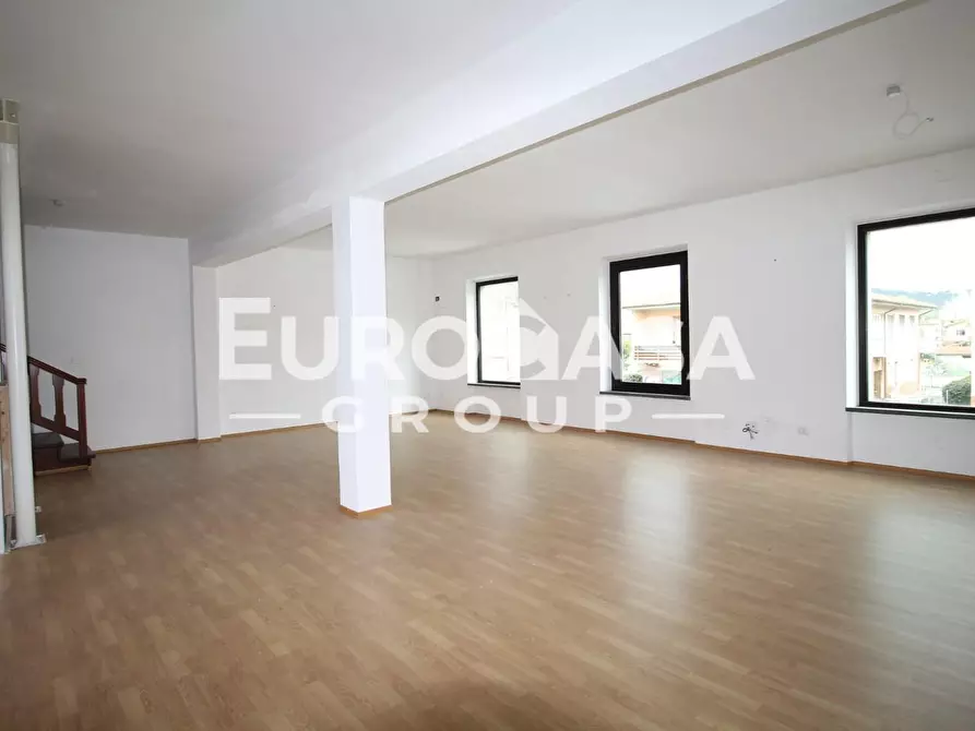 Immagine 18 di Locale commerciale in affitto  a Lucca