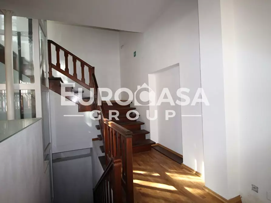 Immagine 8 di Locale commerciale in affitto  a Lucca