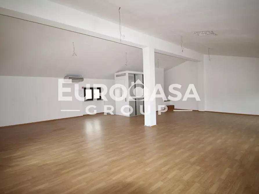 Immagine 22 di Locale commerciale in affitto  a Lucca