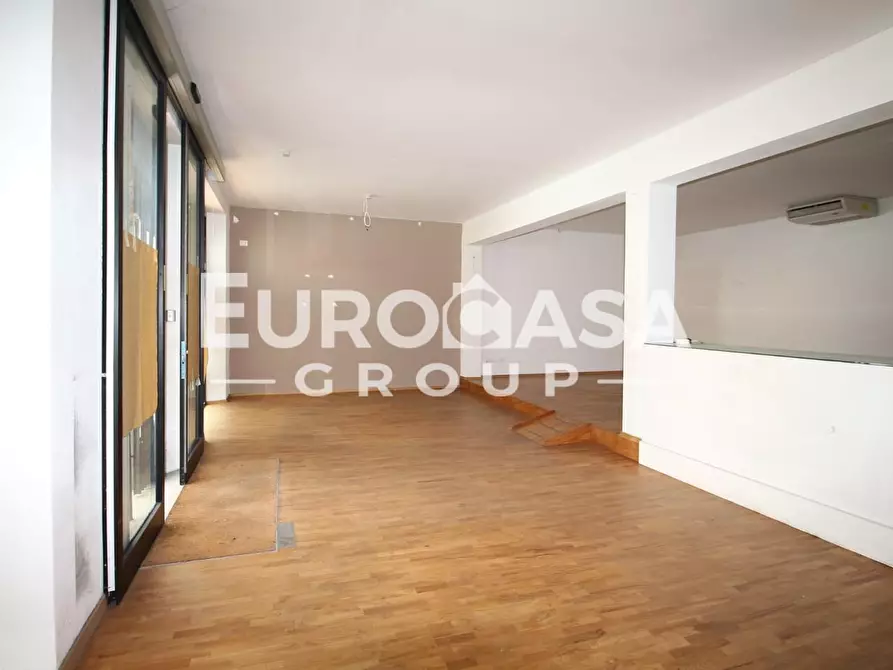 Immagine 4 di Locale commerciale in affitto  a Lucca