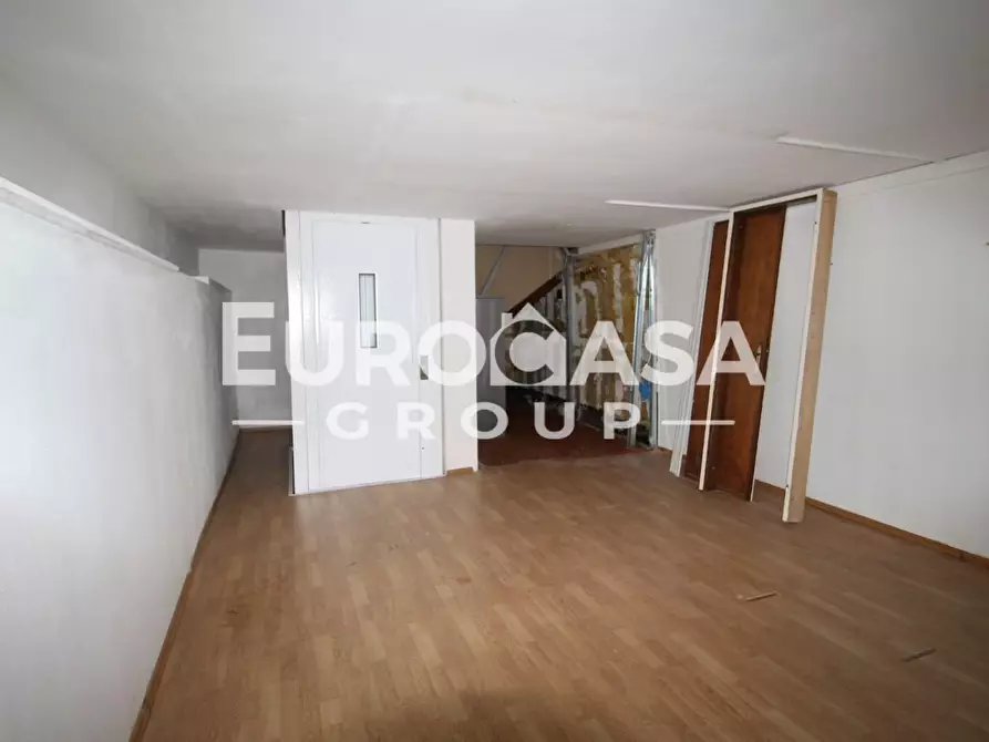 Immagine 12 di Locale commerciale in affitto  a Lucca