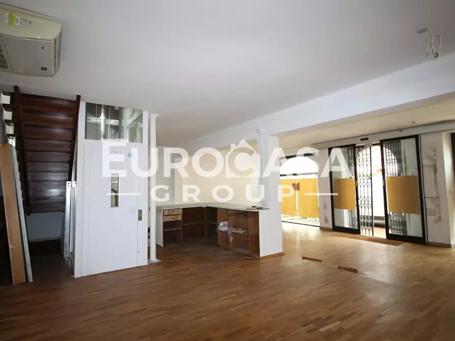 Immagine 7 di Locale commerciale in affitto  a Lucca