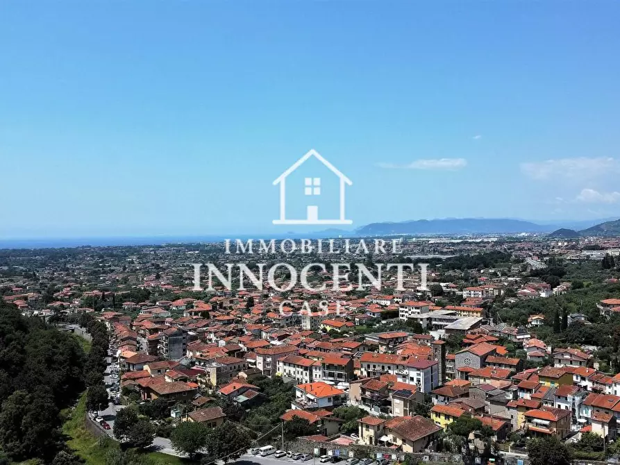 Immagine 34 di Villa in vendita  a Montignoso