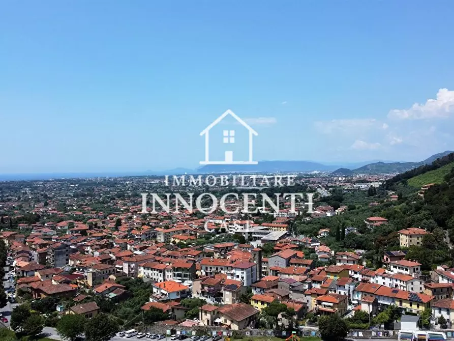 Immagine 2 di Villa in vendita  a Montignoso