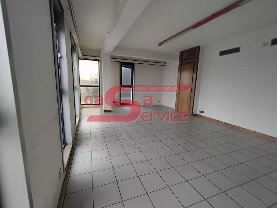 Immagine 8 di Ufficio in vendita  a Montecatini Terme