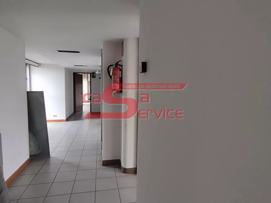 Immagine 11 di Ufficio in vendita  a Montecatini Terme