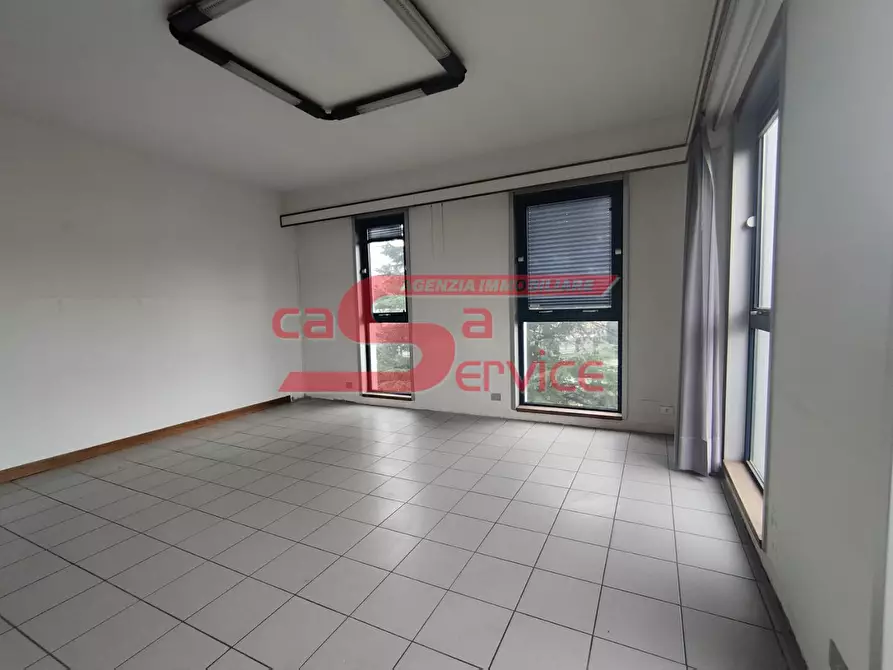 Immagine 10 di Ufficio in vendita  a Montecatini Terme