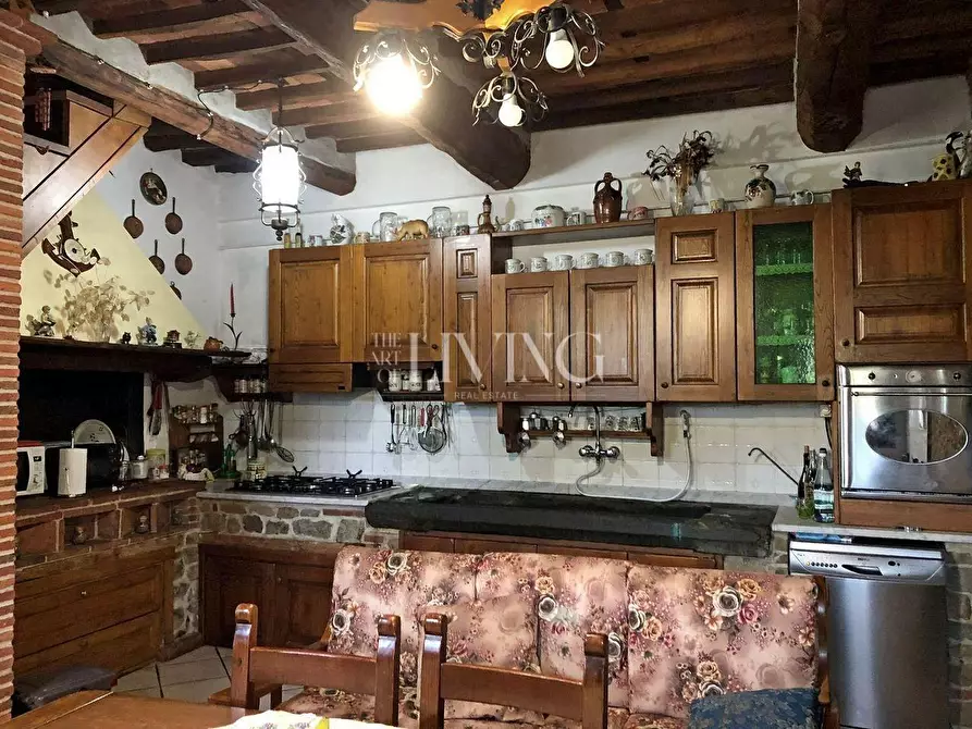 Immagine 10 di Casa colonica in vendita  a Lucca