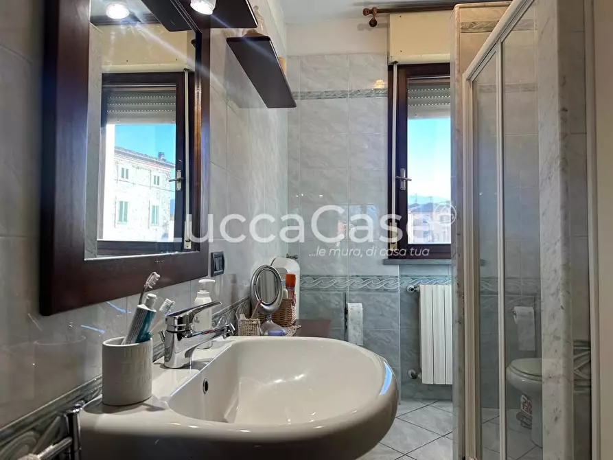 Immagine 8 di Appartamento in vendita  a Lucca