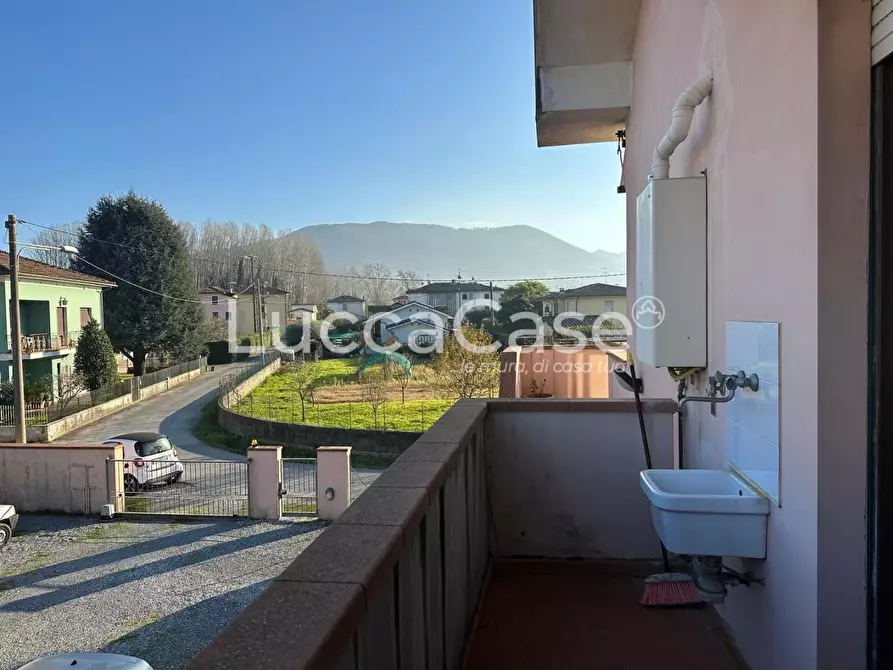 Immagine 9 di Appartamento in vendita  a Lucca