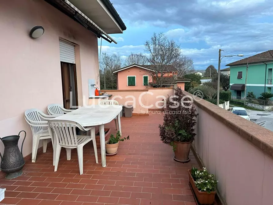Immagine 13 di Appartamento in vendita  a Lucca