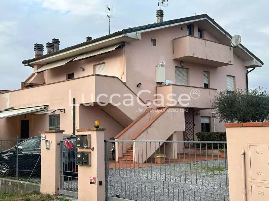 Immagine 10 di Appartamento in vendita  a Lucca