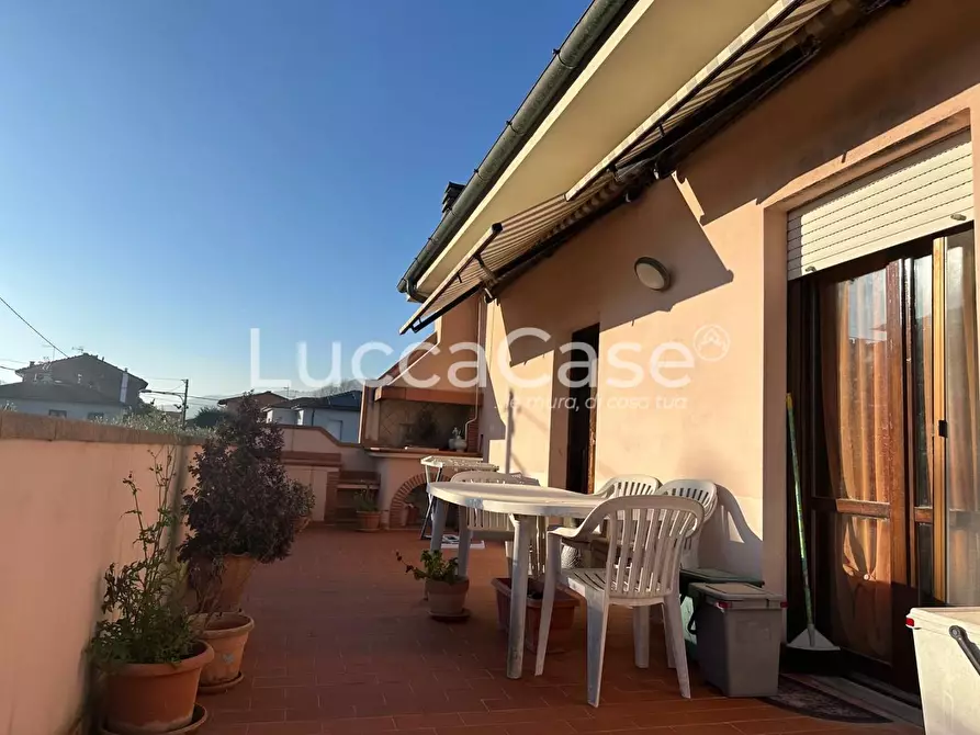 Immagine 2 di Appartamento in vendita  a Lucca