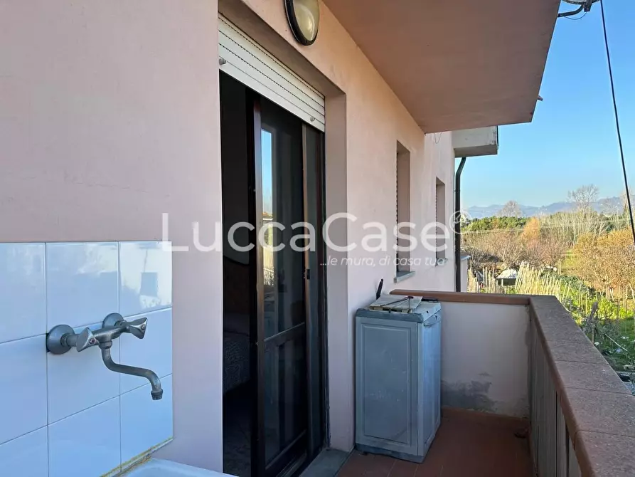 Immagine 16 di Appartamento in vendita  a Lucca