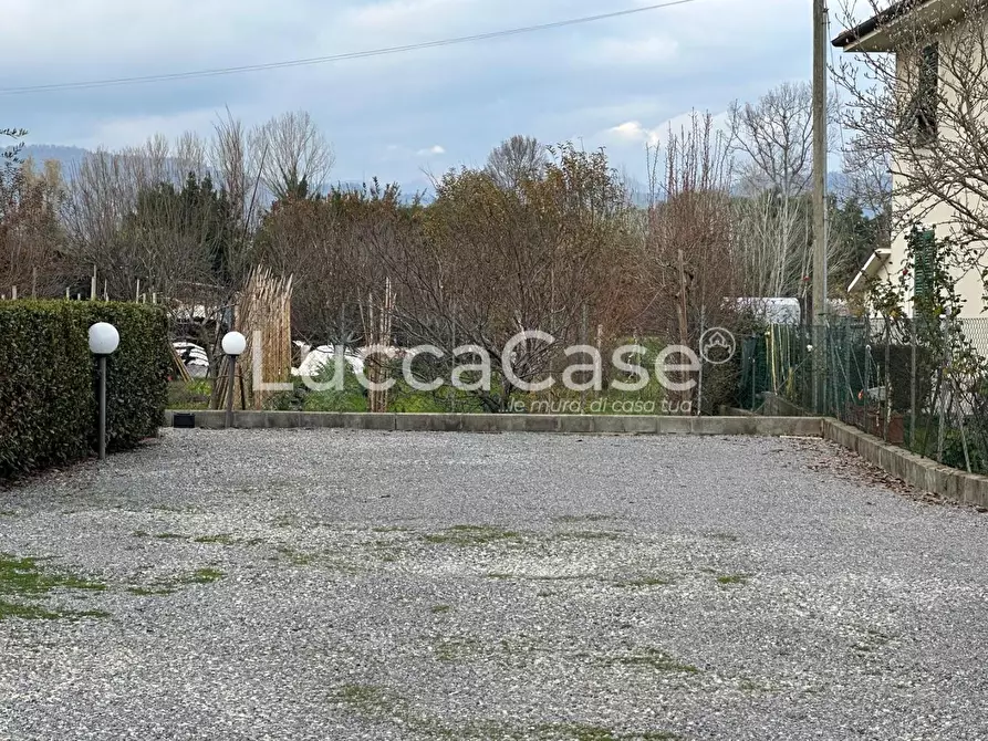 Immagine 11 di Appartamento in vendita  a Lucca