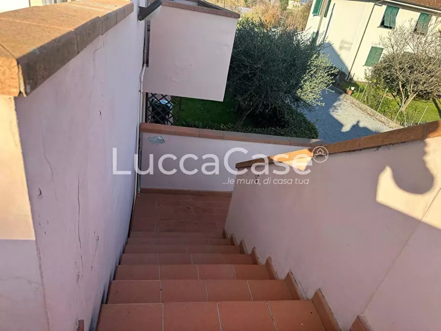 Immagine 17 di Appartamento in vendita  a Lucca