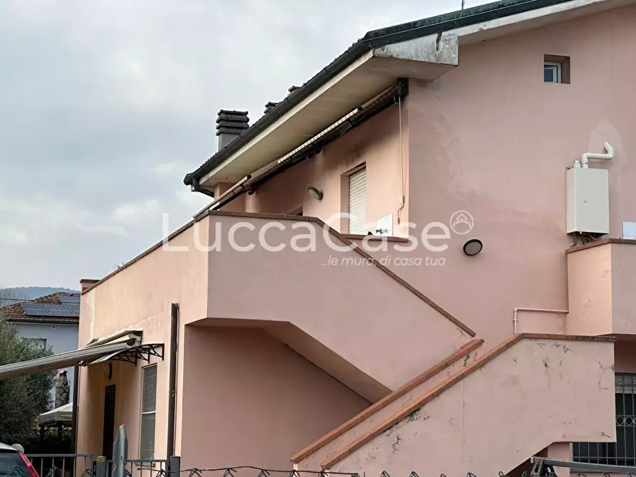 Immagine 12 di Appartamento in vendita  a Lucca