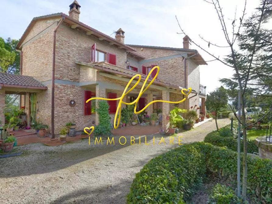 Immagine 1 di Villa in vendita  a Casole D'elsa