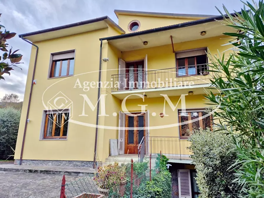 Immagine 1 di Villa in vendita  a Capannori