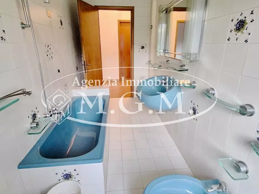 Immagine 36 di Villa in vendita  a Capannori