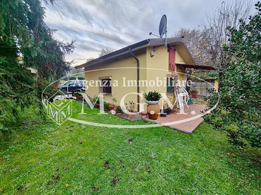 Immagine 12 di Villa in vendita  a Capannori