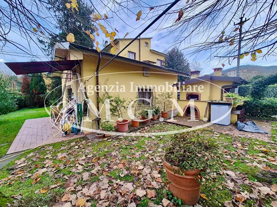 Immagine 11 di Villa in vendita  a Capannori