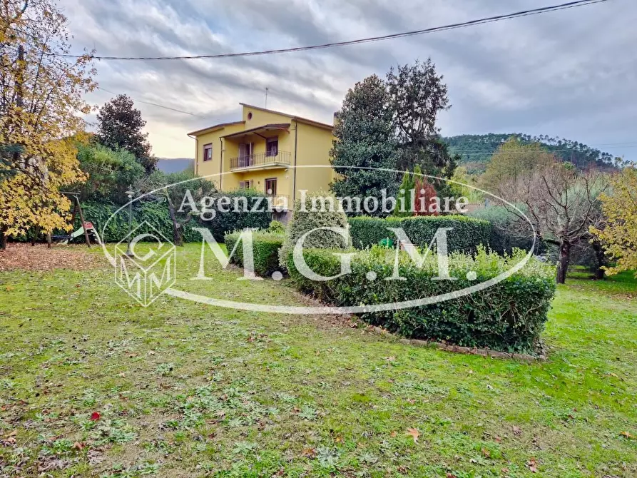 Immagine 2 di Villa in vendita  a Capannori