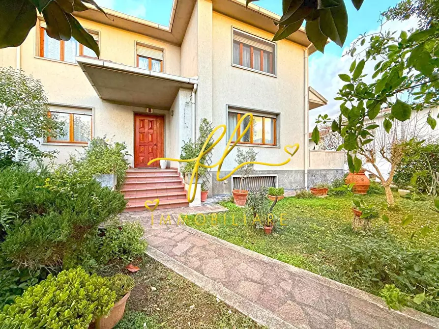 Immagine 1 di Villa in vendita  a Cecina