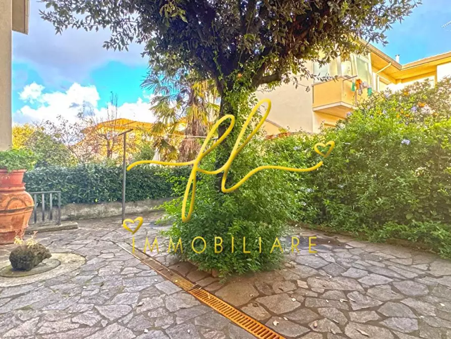 Immagine 10 di Villa in vendita  a Cecina