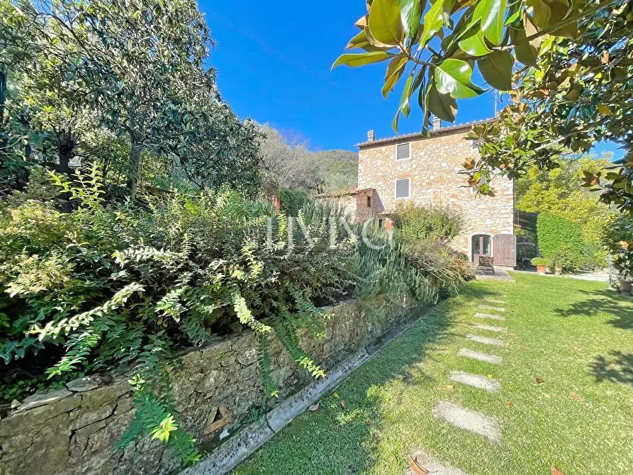 Immagine 2 di Rustico / casale in vendita  a Lucca