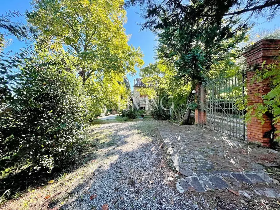 Immagine 45 di Rustico / casale in vendita  a Lucca