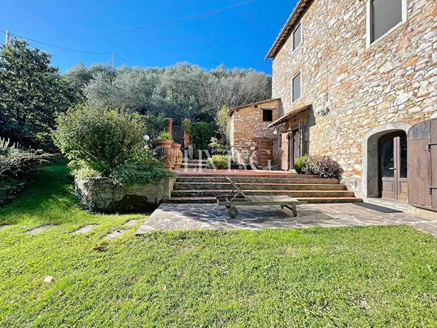 Immagine 9 di Rustico / casale in vendita  a Lucca