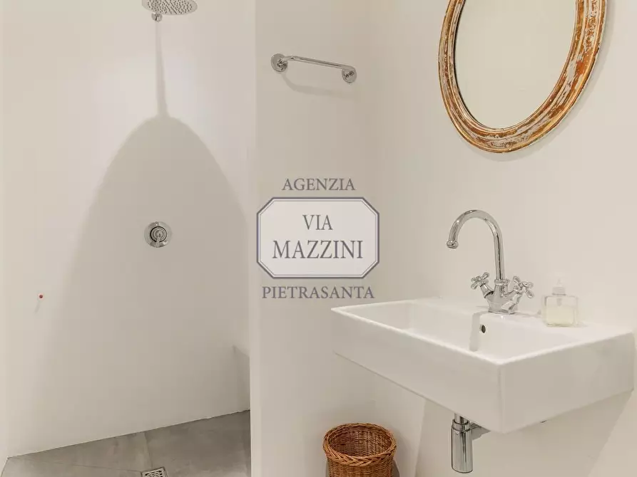 Immagine 42 di Loft/Open space in vendita  a Pietrasanta