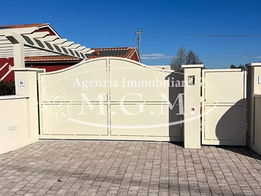 Immagine 11 di Villa in vendita  a Calcinaia