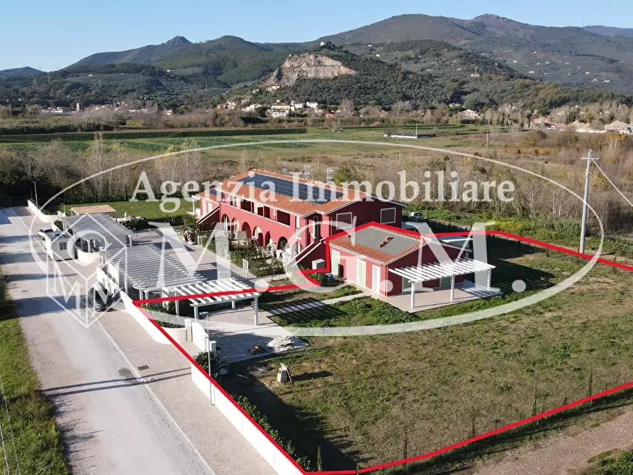 Immagine 1 di Villa in vendita  a Calcinaia