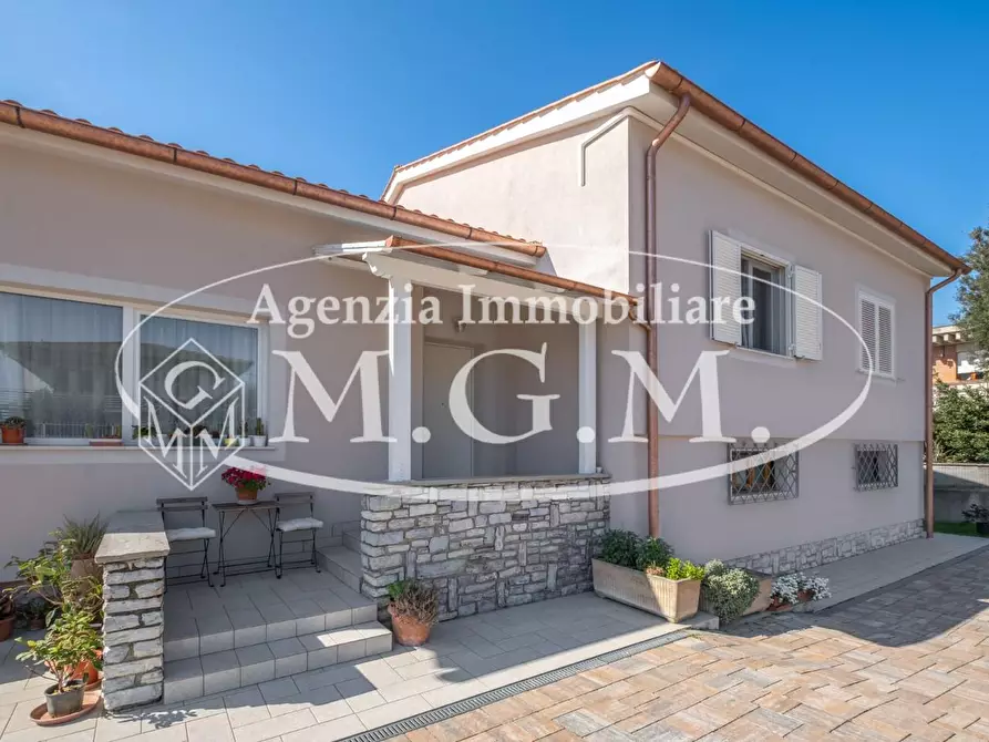 Immagine 7 di Villa in vendita  a Bientina