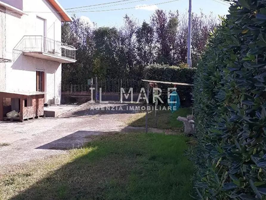 Immagine 3 di Casa colonica in vendita  a Massa