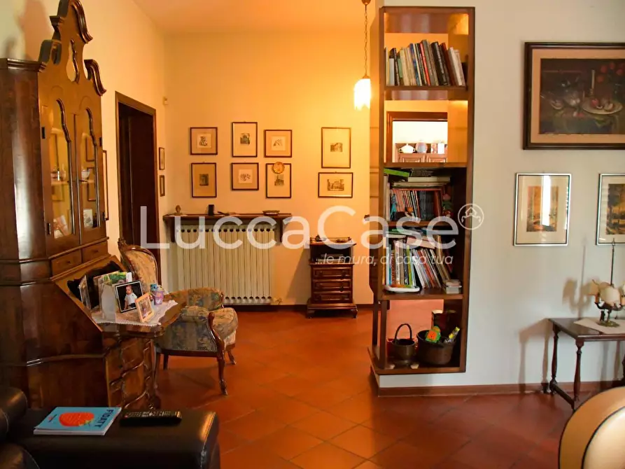 Immagine 2 di Villa in vendita  a Capannori