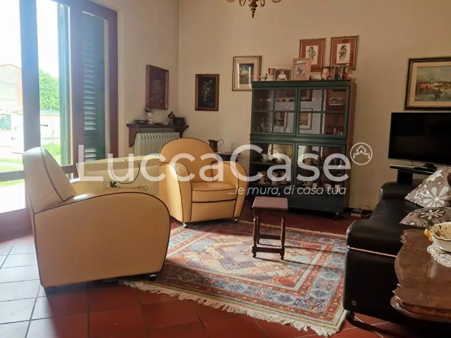 Immagine 5 di Villa in vendita  a Capannori