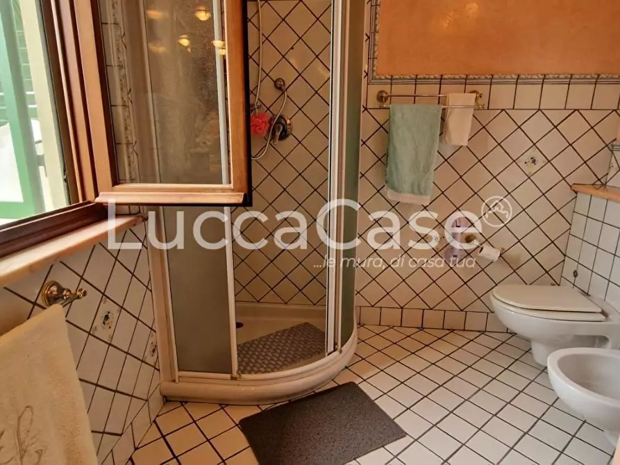 Immagine 25 di Villa in vendita  a Capannori