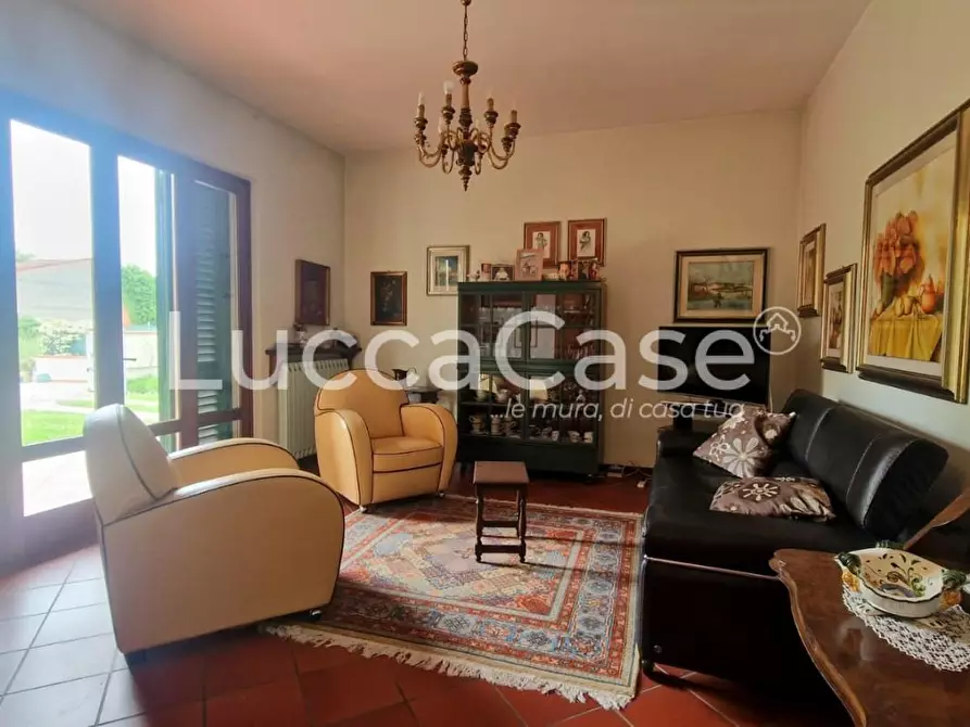 Immagine 3 di Villa in vendita  a Capannori