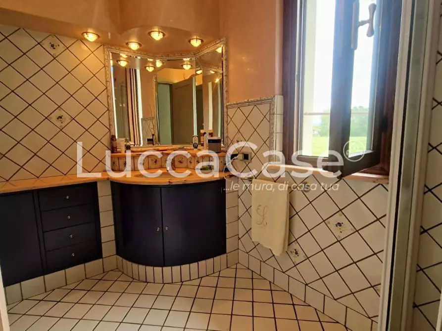 Immagine 24 di Villa in vendita  a Capannori