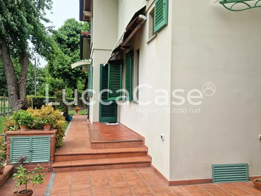 Immagine 38 di Villa in vendita  a Capannori