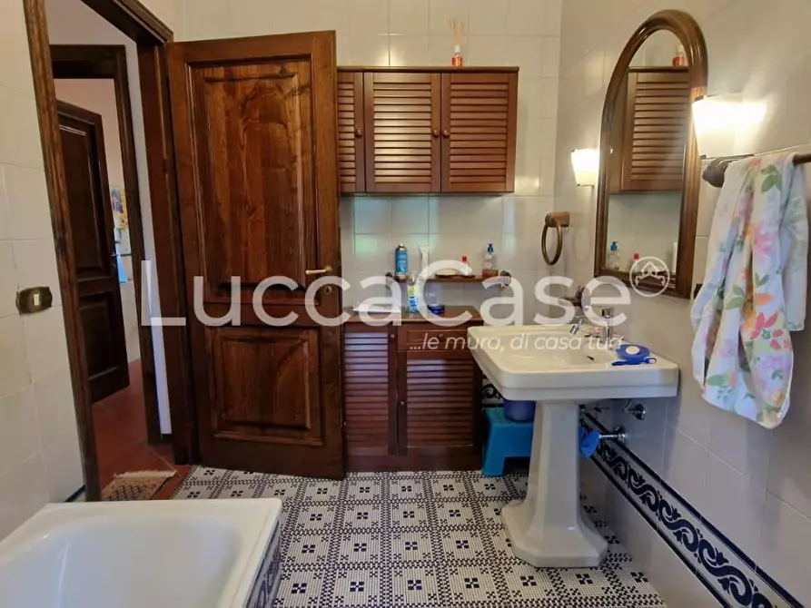 Immagine 28 di Villa in vendita  a Capannori