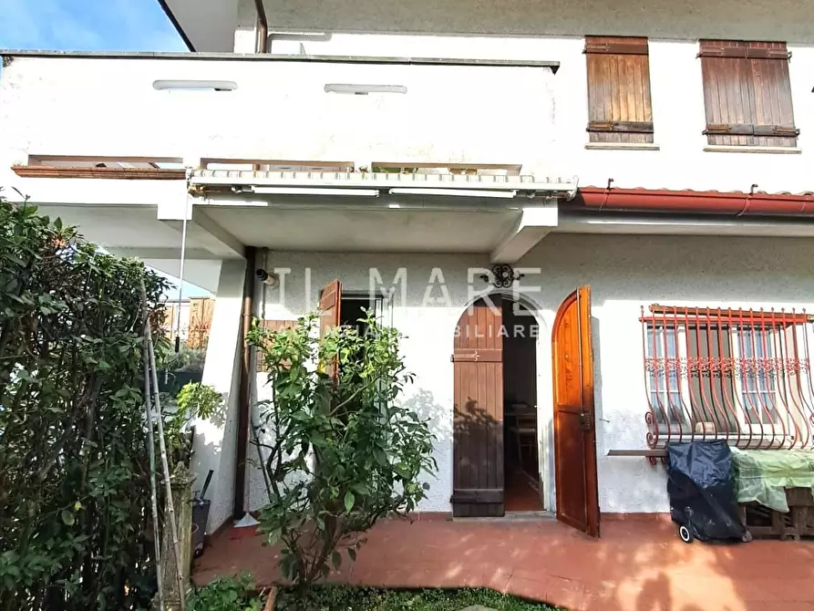 Immagine 1 di Villetta a schiera in vendita  a Massa
