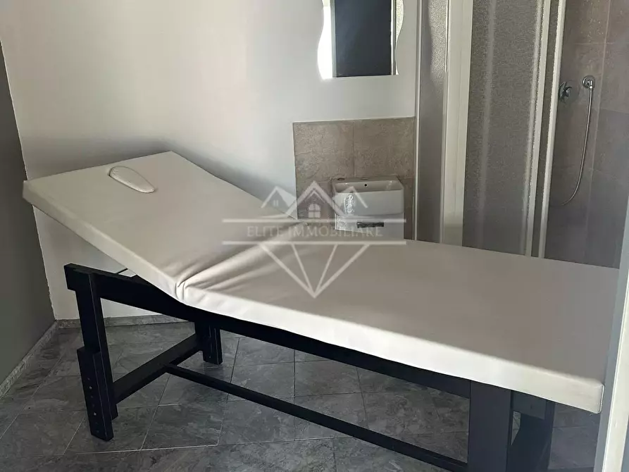 Immagine 5 di Locale commerciale in vendita  a Carrara