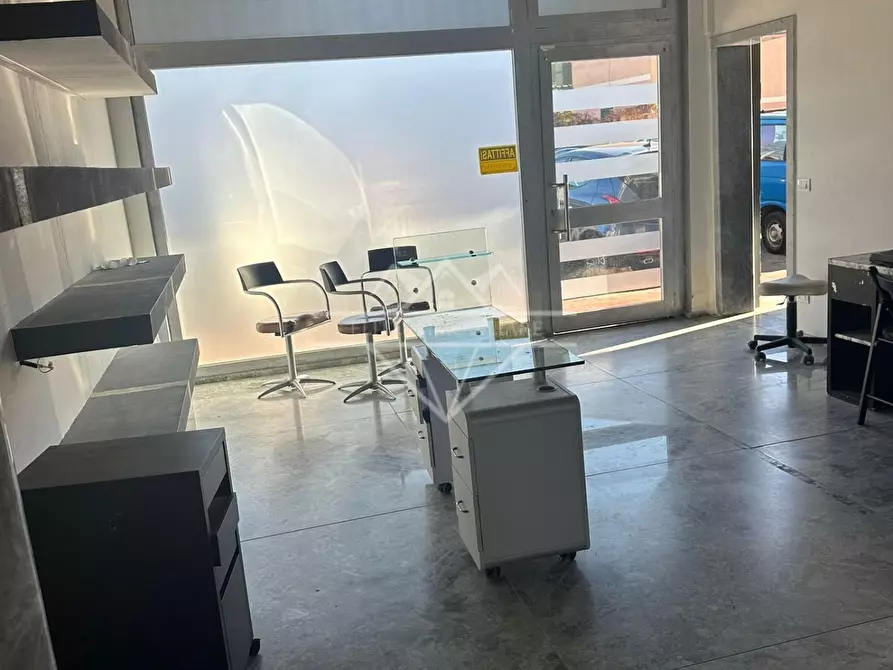 Immagine 3 di Locale commerciale in vendita  a Carrara