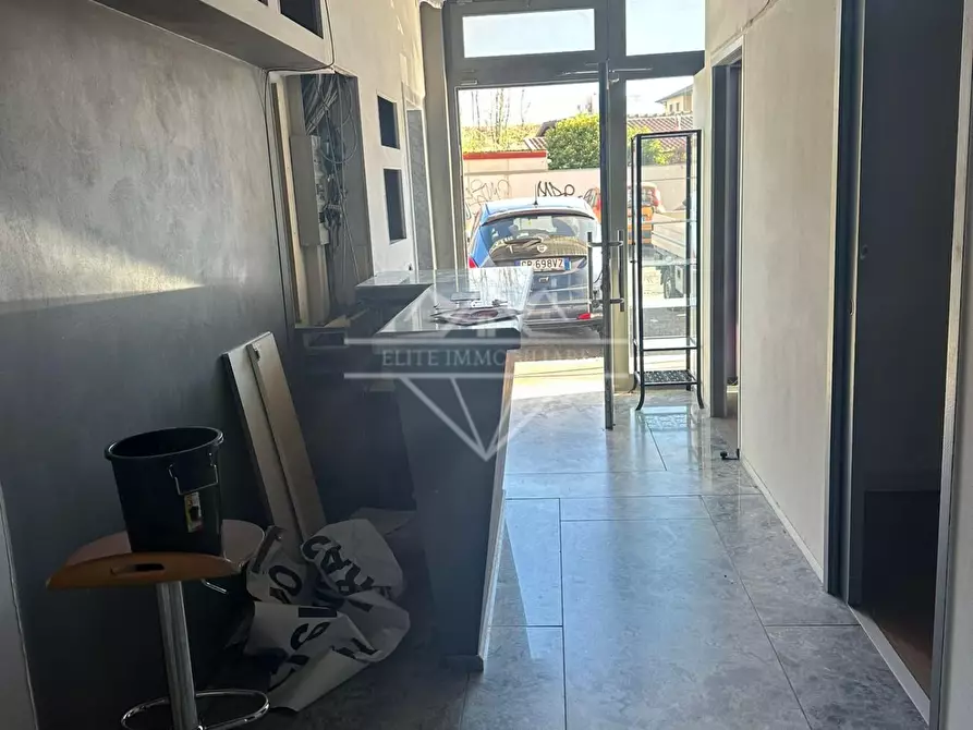 Immagine 2 di Locale commerciale in vendita  a Carrara