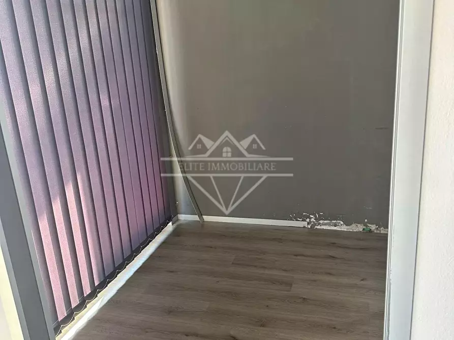 Immagine 9 di Locale commerciale in vendita  a Carrara