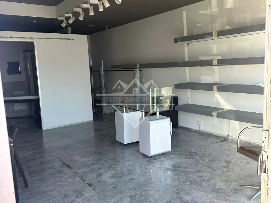 Immagine 1 di Locale commerciale in vendita  a Carrara